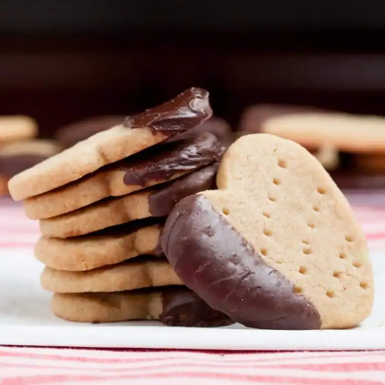 Chocolate Dipped Shortbread Cookies Square 780&times;780